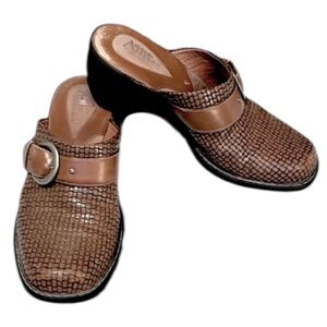 Clarks Artisan Brown Cognac Woven Leather Pattern Chunky Mule Buckle Clog Shoes
